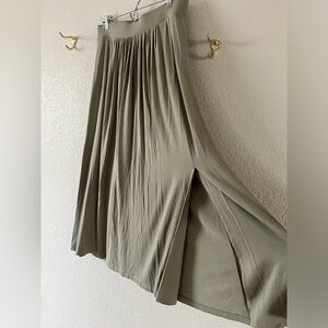 NWT Chico’s 1 (8-10) Sage Green PullOn Maxi Skirt Flowing Bouncy Stretchy Spring
